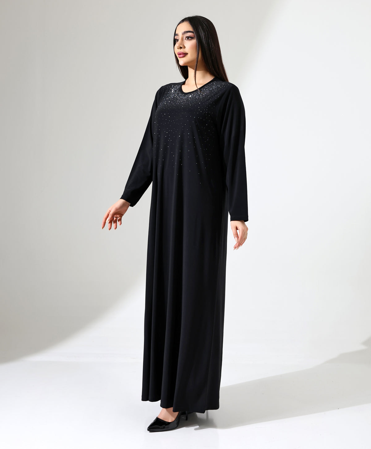 Langes Kleid mit Steinbesatz